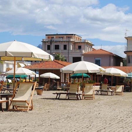 Villa Tina Hotel Виареджо Екстериор снимка