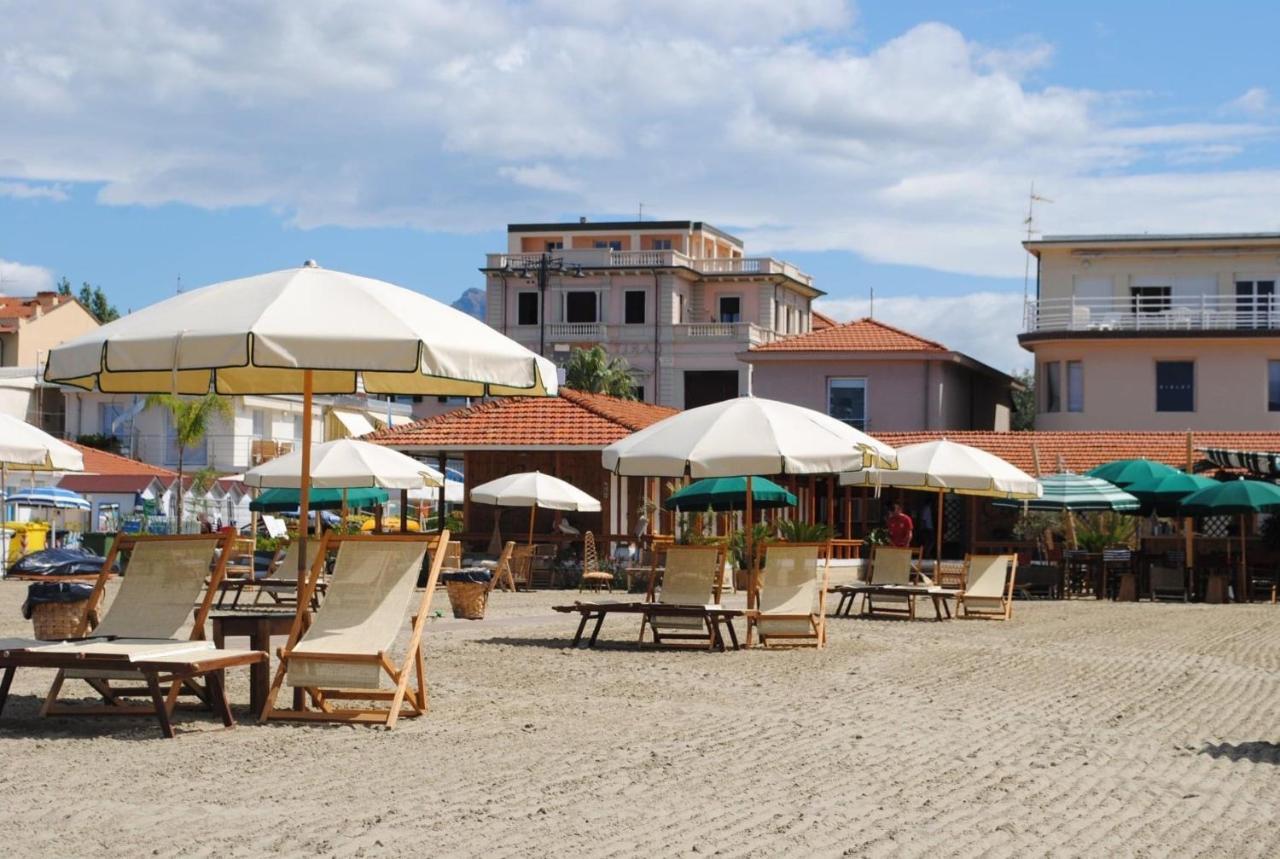 Villa Tina Hotel Виареджо Екстериор снимка