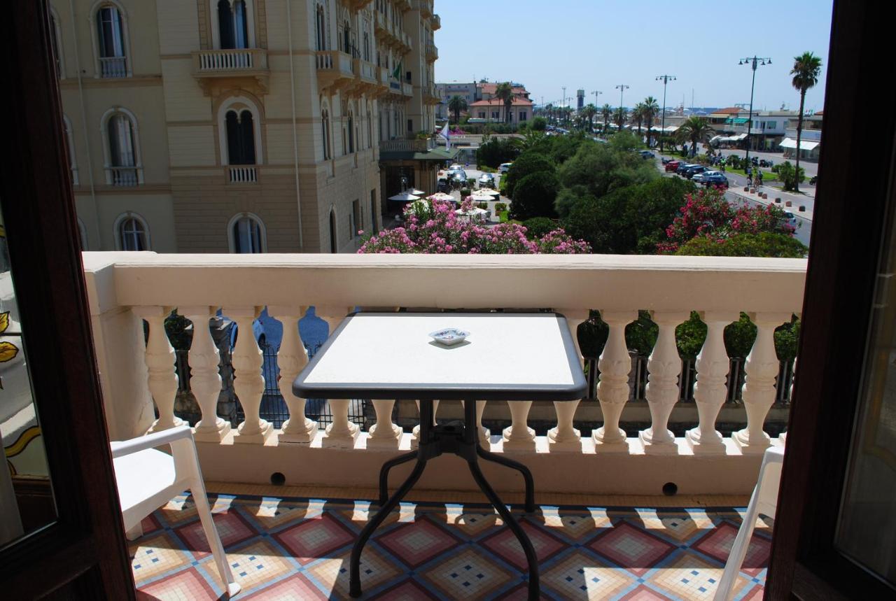 Villa Tina Hotel Виареджо Екстериор снимка