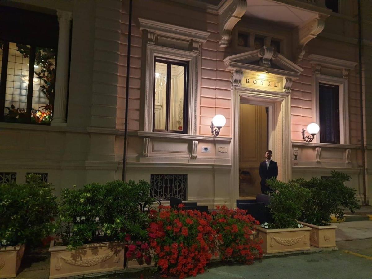 Villa Tina Hotel Виареджо Екстериор снимка