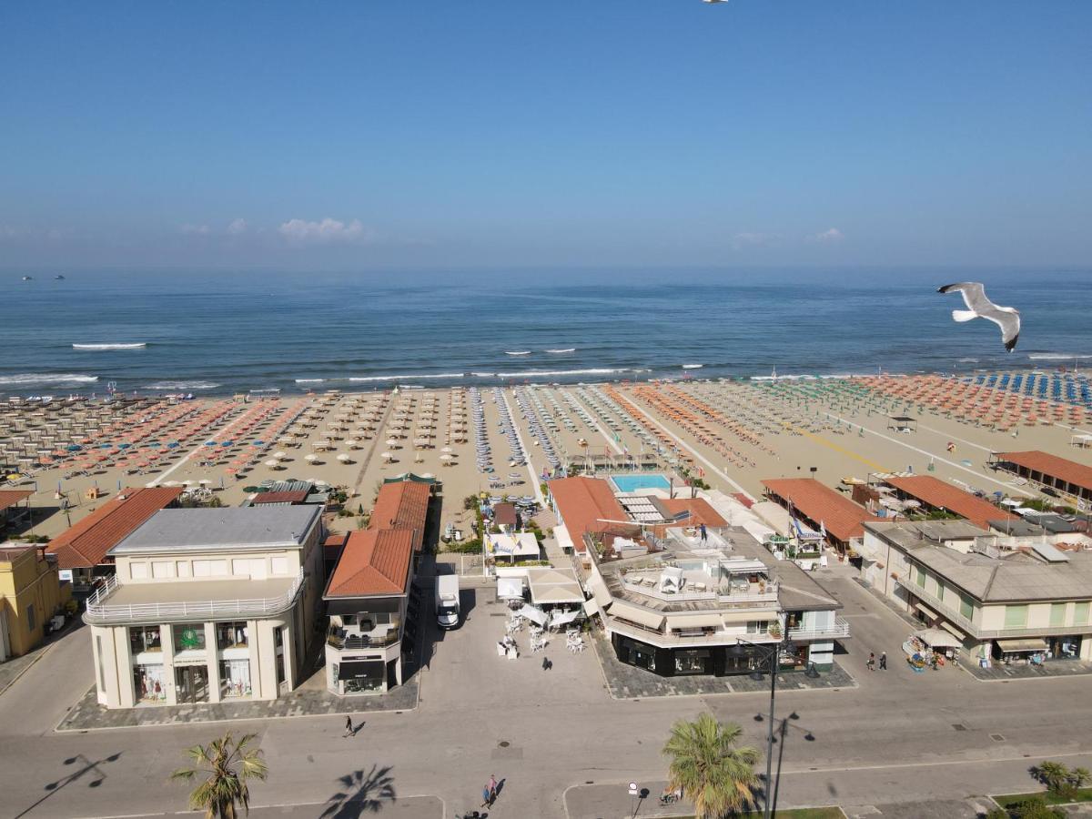 Villa Tina Hotel Виареджо Екстериор снимка